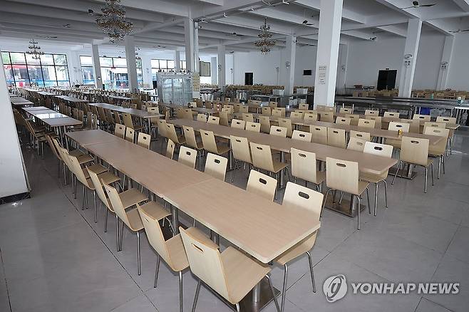 태자단지 내부 대규모 식당 (프놈펜=연합뉴스) 서대연 기자 = 16일(현지시간) 캄보디아 프놈펜 인근 범죄단지인 태자단지 내부에 식당이 마련돼있다. 2025.10.16 dwise@yna.co.kr