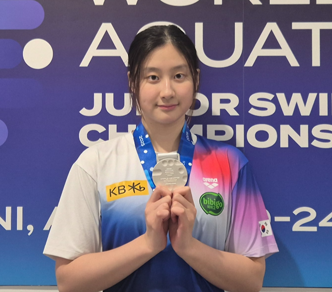 8월 24일(한국시간) 루마니아 오토페니서 열린 2025 제10회 세계주니어수영선수권대회 여자부 배영 50m서 은메달을 획득한 김승원(용인 구성중)이 기념사진을 찍고 있다. 사진=대한수영연맹
