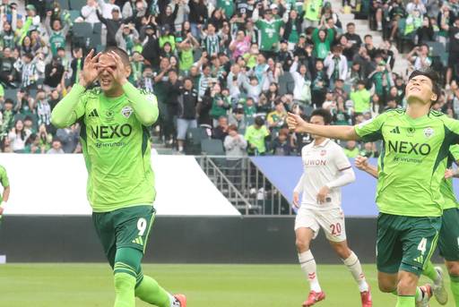 18일 전북 전주월드컵경기장에서 열린 2025 하나은행 K리그1 33라운드 전북 현대와 수원 FC의 경기. 후반전 전북 현대 티아고가 팀의 두번째 골을 넣고 환호하고 있다. /연합뉴스