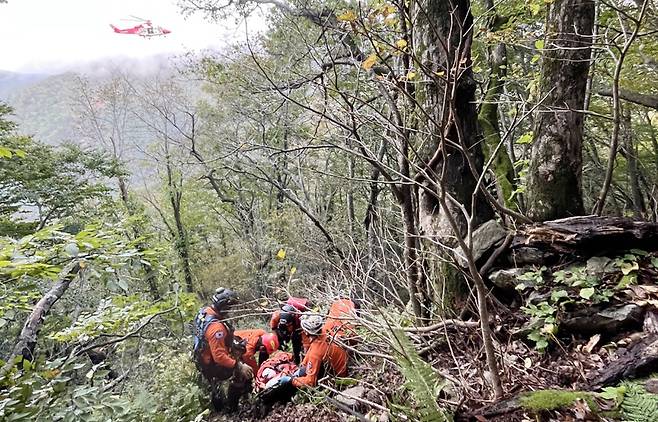 경북119소방헬기가 17일 형제봉 현장에 도착해 구조지점을 찾고 있다. /울릉 119안전센터 제공