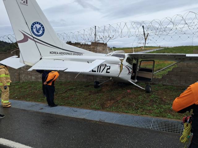 18일 오전 경북 울진군 기성면 울진공항 출장소 인근에서 경비행기가 불시착했다. 소방당국 등에 따르면 사고비행기는 착륙 도중 울진공항 담벼락에 기체 앞부분이 충돌한 것으로 전해졌다. 이 사고로 비행기에 타고 있던 조종교관 1명과 조종훈련생 1명 등 총 2명이 경상을 입었다. 사진은 사고 현장 모습. 연합뉴스