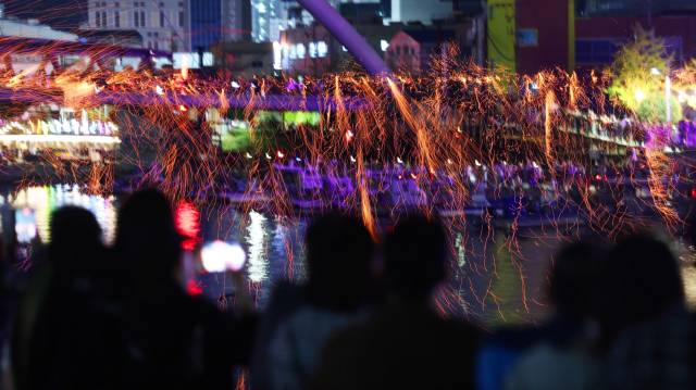 18일 오후 부산 사하구 장림항에서 시민들이 낙화놀이를 감상하고 있다. 정종회 기자 jjh@