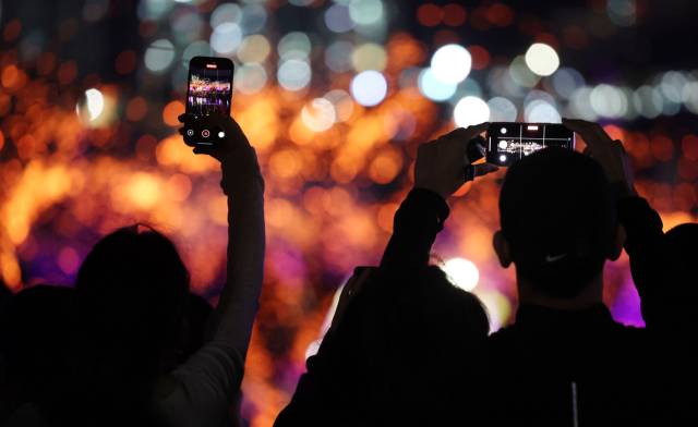 18일 오후 부산 사하구 장림항에서 시민들이 낙화놀이를 카메라에 담고 있다. . 정종회 기자 jjh@