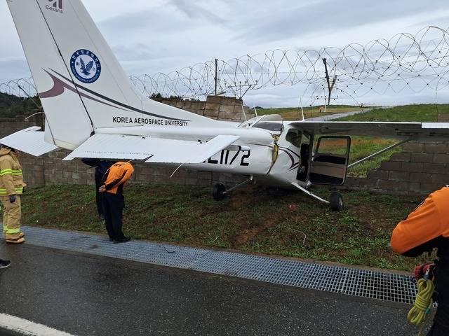 울진군 기성면 구산리 울진공항 출장소 인근에서 착륙도중 울진공항 담벼락에 추락한 경비행기(세스나 172기)의 모습. 경북소방본부 제공