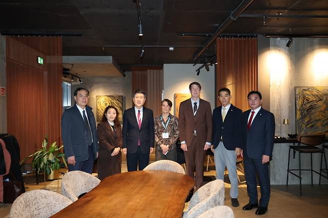 이강덕 포항시장이 아바야 칼쇼이 크누덴 AEC 의장과 만나 기념촬영을 하고 있다.  <포항시 제공>