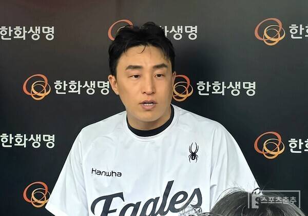 한화 손아섭이 PO 1차전을 앞두고 취재진과 인터뷰하고 있다. (사진=스포츠춘추 황혜정 기자)