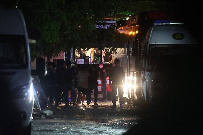 송환길 오르는 캄보디아 한국인 구금자들. (사진=연합뉴스)