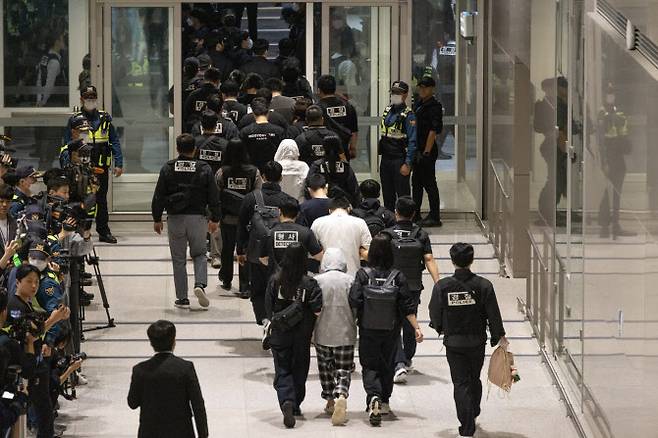 캄보디아 온라인 사기에 가담해 구금된 한국인들이 18일 오전 인천국제공항 제2터미널을 통해 송환되고 있다. 이날 송환에는 경찰 호송조 190여명이 투입됐다. (사진=공동취재)