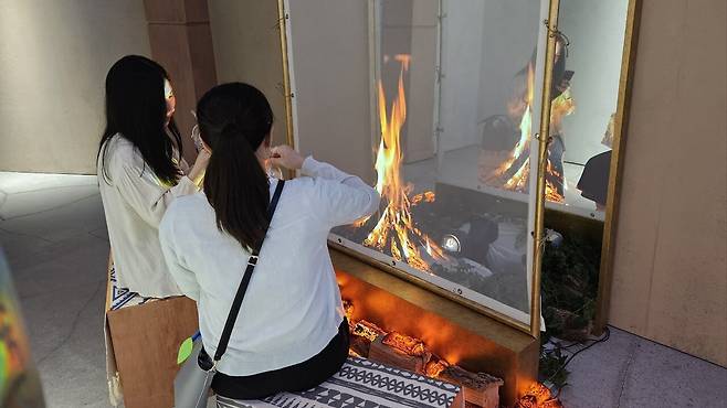 - 마지막 전시물인 미니 캠프파이어 "당연히 진짜 불은 아니지만 따뜻함은 전해진다"