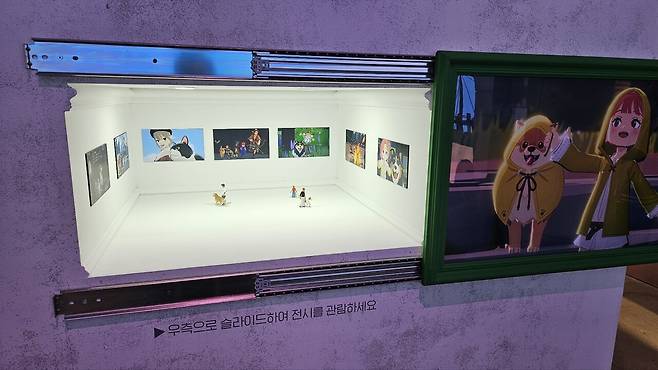 - 이렇게 물리적으로 열리는 구조이기 때문이다 "디지털 액자인 줄 알았는데 의외의 아날로그 액자라 깜짝 놀랐다"