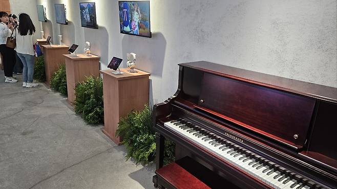 - 피아노가 장식되어 있는 음악 감상 존 "티르코네일부터 반호르까지의 BGM을 들어볼 수 있었다"