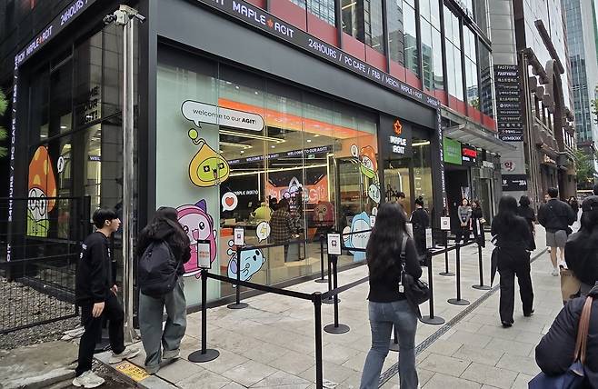 - 다들 많이 기대하고 있었는지 이벤트 시작하기 한참 전부터 참가자들이 입장을 시작했다