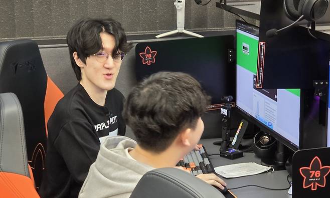 - 참가자들과 대화를 나누며 즐거운 시간을 보낸 명예훈장