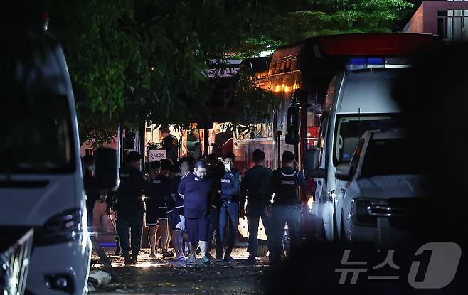 캄보디아 당국의 범죄단지 단속으로 적발돼 현지 유치장에 구금됐던 한국인들이 17일(현지시간) 캄보디아 프놈펜 이민청에서 태초국제공항으로 이동을 위해 버스를 탑승하고 있다. 2025.10.18/뉴스1 ⓒ News1 김도우 기자