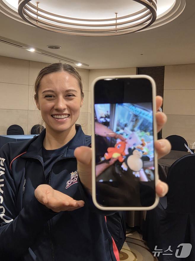 흥국생명 레베카가 한국 생활에 만족을 표하면서 인형뽑기 사진을 보여주고 있다. ⓒ News1 안영준 기자