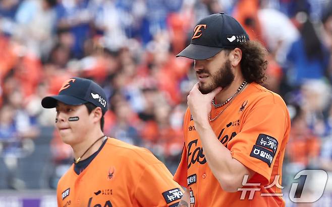 18일 대전 한화생명볼파크 열린 프로야구 2025 신한 SOL뱅크 KBO 플레이오프 1차전 삼성 라이온즈와 한화 이글스의 경기, 한화 선발 폰세가 4회초 수비를 마친 후 더그아웃으로 향하고 있다. 2025.10.18/뉴스1 ⓒ News1 김성진 기자