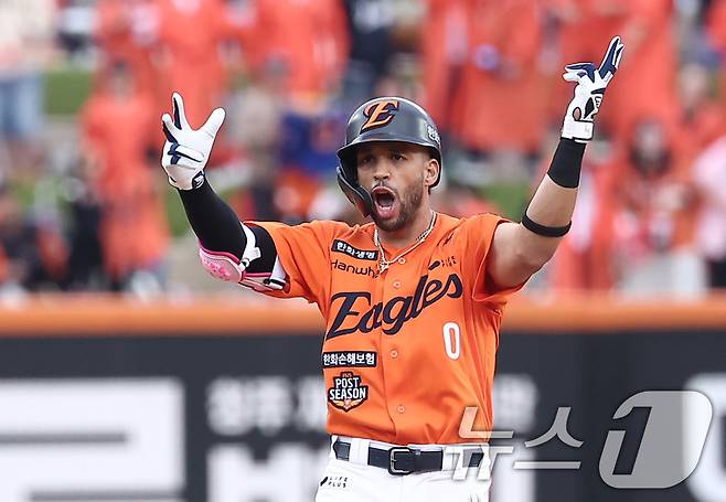 18일 대전 한화생명볼파크 열린 프로야구 2025 신한 SOL뱅크 KBO 플레이오프 1차전 삼성 라이온즈와 한화 이글스의 경기, 한화 리베라토가 6회말 무사 2루 상황에서 2루타를 친 후 세리머니를 하고 있다. 2025.10.18/뉴스1 ⓒ News1 김성진 기자