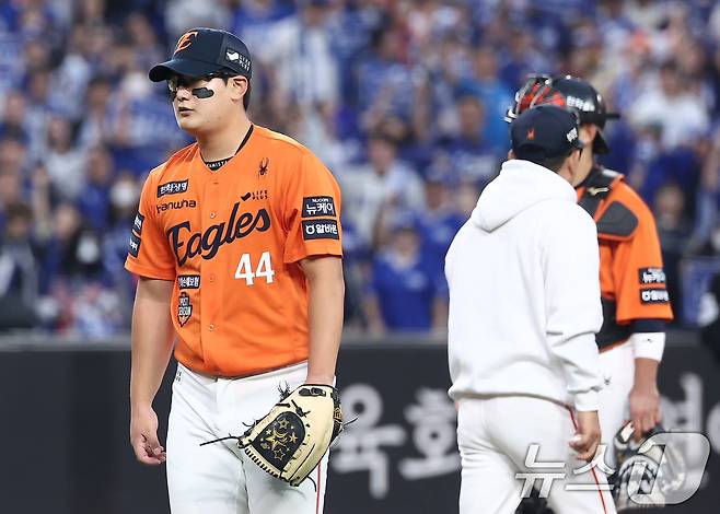 18일 대전 한화생명볼파크 열린 프로야구 2025 신한 SOL뱅크 KBO 플레이오프 1차전 삼성 라이온즈와 한화 이글스의 경기, 한화 마무리 김서현이 9회초 1사 2루 삼성 이성규에게 1타점 적시타를 허용한 후 강판 당하고 있다. 2025.10.18/뉴스1 ⓒ News1 김성진 기자