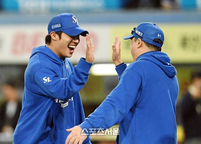 삼성 선발투수 원태인이 13일 대구 삼성라이온즈파크에서 열린 2025 KBO리그 SSG와 준플레이오프 3차전에서 5-3으로 승리한 뒤 박진만 감독과 하이파이브를 하고 있다. 원태인은 6.2이닝 1실점의 호투로 승리투수가 되면서 MVP로 선정됐다. 대구 | 박진업 기자 upandup@sportsseoul.com