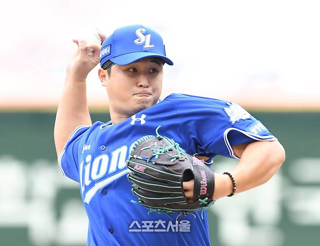 삼성 최원태가 9일 인천 SSG랜더스필드에서 열린 2025 KBO리그 SSG와의 준플레이오프 1차전에 선발 등판해 힘차게 공을 던지고 있다. 문학 | 박진업 기자 upandup@sportsseoul.com