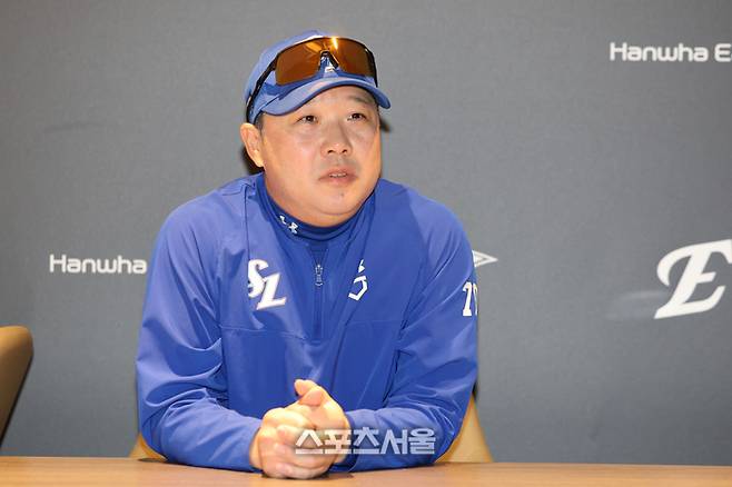 삼성 박진만 감독이 17일 대전 한화생명볼파크에서 열리는 2025 KBO 포스트시즌 플레이오프 1차전 한화와 경기에 앞서 기자들의 질문에 답하고 있다. 대전 | 최승섭기자 thunder@sportsseoul.com