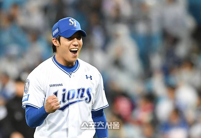 삼성 선발투수 원태인이 13일 대구 삼성라이온즈파크에서 열린 2025 KBO리그 SSG와 준플레이오프 3차전 5회초 2사 2루 상황에서 SSG 에리디아를 우익수 뜬공으로 잡아낸 뒤 기뻐하고 있다. 대구 | 박진업 기자 upandup@sportsseoul.com
