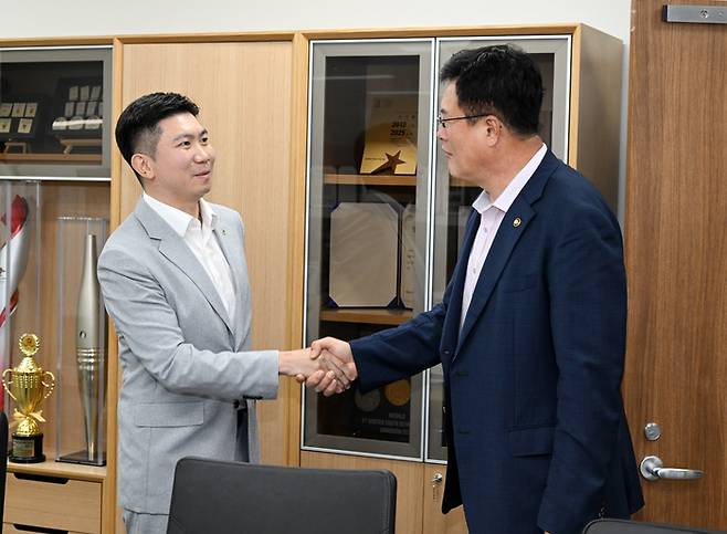 지난달 17일 서울 송파구 대한체육회와 대한장애인체육회, 국립스포츠박물관 건립 공사 현장을 찾은 문화체육관광부 김대현 제2차관이 유승민 대한체육회장을 만나 인사를 나누고 있다. 사진 | 연합뉴스