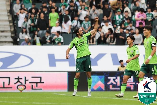 전북 콤파뇨(가운데)가 수원FC전에서 선제골을 넣은 뒤 환호하고 있다. 사진 | 한국프로축구연맹