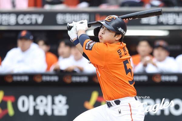 한화 이글스 외야수 문현빈이 8일 오후 2시 대전 한화생명볼파크에서 2025 신한 SOL뱅크 한국야구위원회(KBO) 포스트시즌(PS) 플레이오프(PO·5전3선승제) 1차전에서 타격에 임하고 있다. /사진=한화 이글스