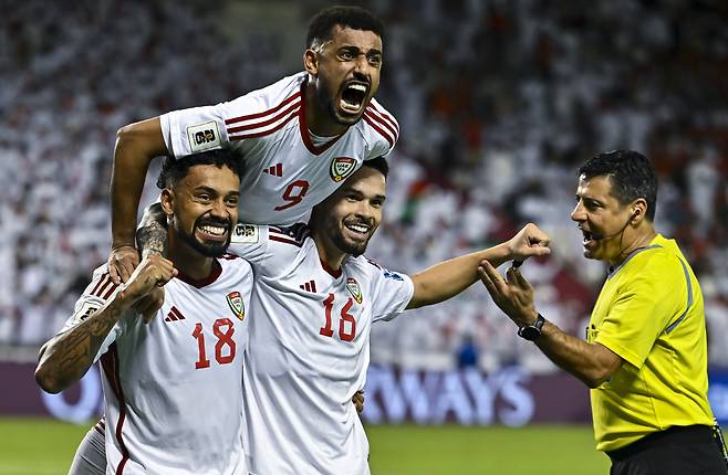 (251012) -- DOHA, Oct. 12, 2025 (Xinhua) -- Caio Lucas (1st L) of the United Arab Emirates celebrates with his teammates after scoring the goal during the FIFA World Cup 2026 AFC Asian Qualifiers group A playoffs match between the United Arab Emirates and Oman in Doha, Qatar on Oct. 11, 2025. (Photo by Nikku/Xinhua) <저작권자(c) 연합뉴스, 무단 전재-재배포, AI 학습 및 활용 금지>