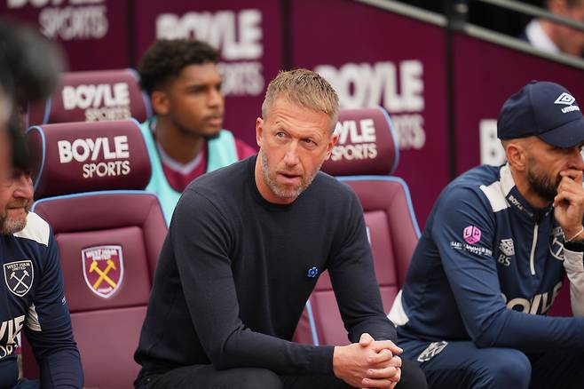 FILE - West Ham's head coach Graham Potter sits on the bench prior to the English Premier League soccer match between West Ham United and Crystal Palace at the London Stadium in London, Saturday, Sept. 20, 2025. (AP Photo/Kin Cheung, file) FILE PHOTO <저작권자(c) 연합뉴스, 무단 전재-재배포, AI 학습 및 활용 금지>