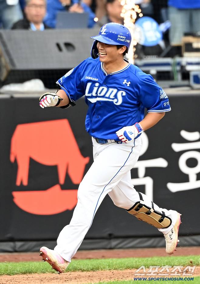 18일 대전한화생명볼파크에서 열린 삼성과 한화의 PO 1차전. 4회초 김태훈이 재역전 솔로홈런을 치고 기뻐하고 있다. 대전=허상욱 기자wook@sportschosun.com/2025.10.18/