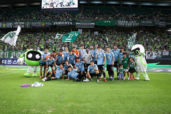 전주월드컵경기장/ K리그1/ 전북현대모터스 vs 대전하나시티즌/ 전북 단체/ 승리사진/ 승리 세레머니/ 사진 하서영