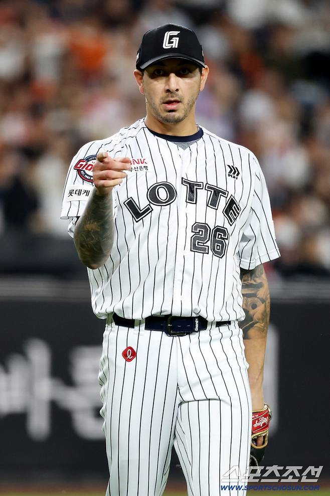 30일 대전한화생명볼파크에서 열린 롯데와 한화의 경기, 롯데 선발투수 벨라스케즈가 2회말 한화 노시환을 내야땅볼로 처리한 후 포수 손성빈과 이야기를 하고 있다. 대전=허상욱 기자wook@sportschosun.com/2025.09.30/