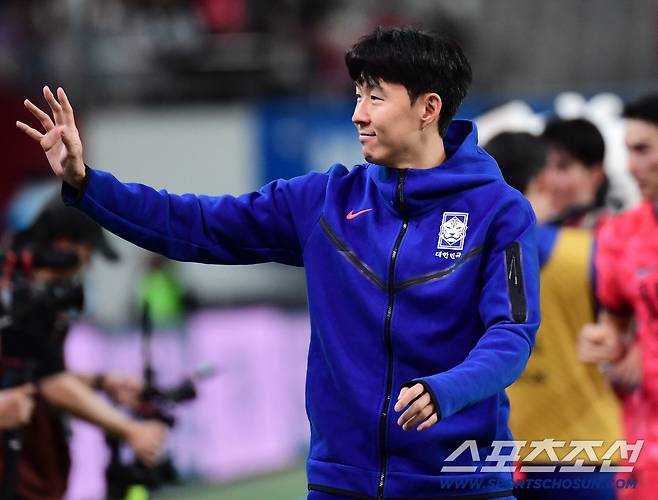 14일 서울월드컵경기장에서 열린 축구대표팀과 파라과이의 평가전. 한국이 파라과이에 2대 0으로 승리했다. 경기 종료 후 팬들에게 인사를 건네고 있는 대표팀 손흥민. 상암=송정헌 기자songs@sportschosun.com/2025.10.14/