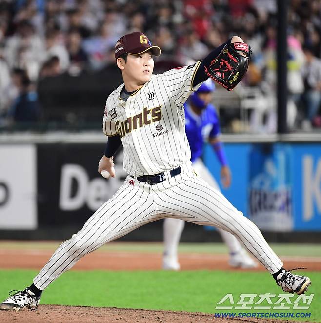 26일 부산 사직야구장에서 열린 KBO리그 롯데와 삼성의 경기. 투구하는 롯데 최준용. 부산=송정헌 기자songs@sportschosun.com/2025.09.26/