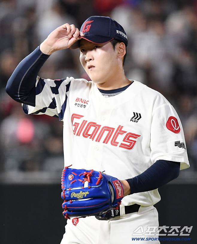 26일 부산 사직구장에서 열린 KT와 롯데의 경기. 7회 등판한 최준용이 무실점으로 이닝을 마친 후 모자를 고쳐쓰고 있다. 부산=정재근 기자 cjg@sportschosun.com/2025.8.26/