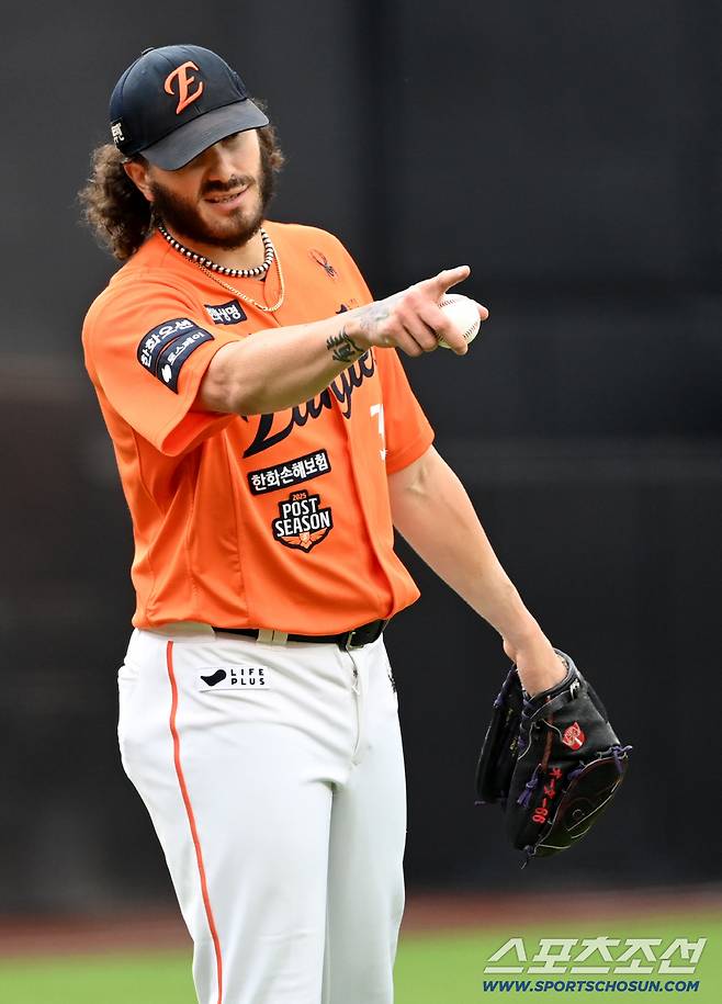 18일 대전한화생명볼파크에서 열린 삼성과 한화의 PO 1차전. 한화 선발투수 폰세가 투구 전 1루심에게 인사하고 있다. 대전=허상욱 기자wook@sportschosun.com/2025.10.18/