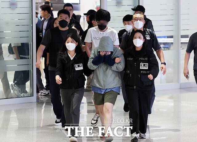 캄보디아 온라인 사기에 가담해 구금된 한국인들이 18일 오전 인천국제공항을 통해 송환되고 있다. /인천국제공항=장윤석 기자