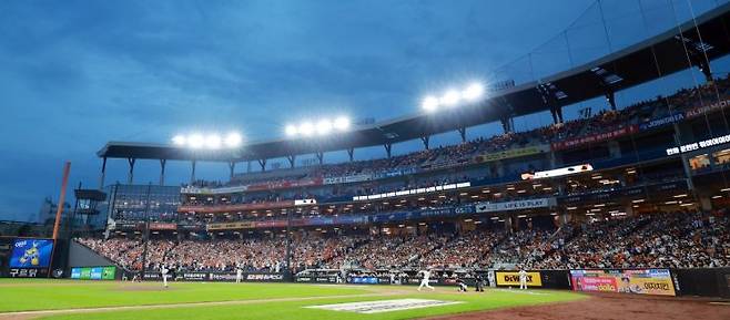 지난달 27일 대전 한화생명볼파크에서 열린 프로야구 2025 신한 SOL 뱅크 KBO리그 LG 트윈스와 한화 이글스의 경기를 보려는 야구 팬들이 자리를 가득 메우고 있다. 연합뉴스