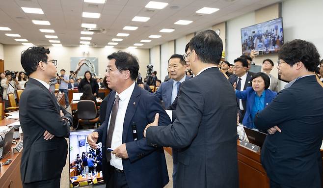 14일 서울 여의도 국회에서 열린 과학기술정보방송통신위원회 방송통신위원회 등에 대한 국정감사에서 김우영 더불어민주당 의원의 질의 중 박정훈(맨 왼쪽) 국민의힘 의원의 문자메시지 공개와 관련해 여야 의원들이 설전을 벌이고 있다. /뉴스1