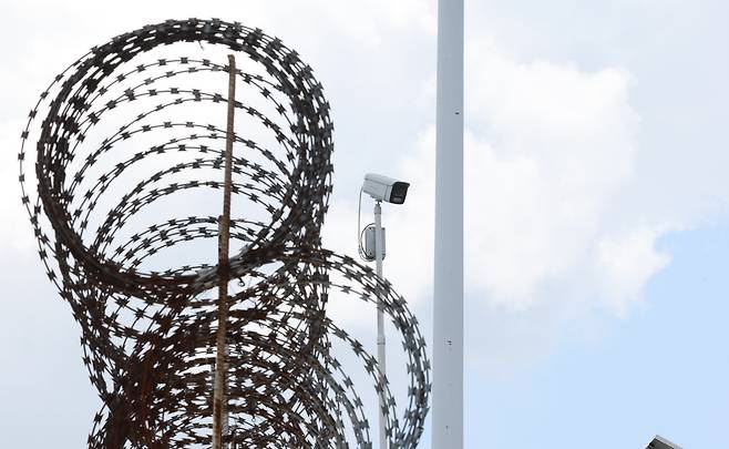 15일 오전 캄보디아 수도 프놈펜 외곽에 위치한 대규모 범죄 소굴인 태자단지 모습. 곳곳에 CCTV가 설치돼 있고, 철조망이 두껍게 쳐져 있었다. /박성원 기자