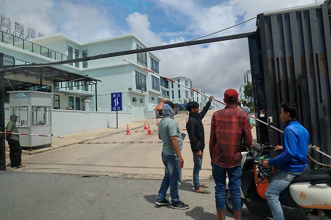 16일 오후 캄보디아 수도 프놈펜에서 200km 떨어진 보코 산 국립공원 내부 범죄 단지. 건물 주변에는 철제 구조물이 높게 설치돼 있고, 건물 입구에는 차단봉이 설치돼 있다. 입구에는 조직원으로 보이는 사람들이 입구를 지키고 있다. /박성원 기자