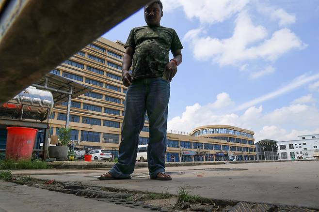 지난 15일 오전 캄보디아 수도 프놈펜에서 약 30분 정도 떨어진 망고단지. 출입문 아래로 몰래 카메라를 넣어 취재하던 도중 단지 조직원과 눈이 마주쳤다. /박성원 기자