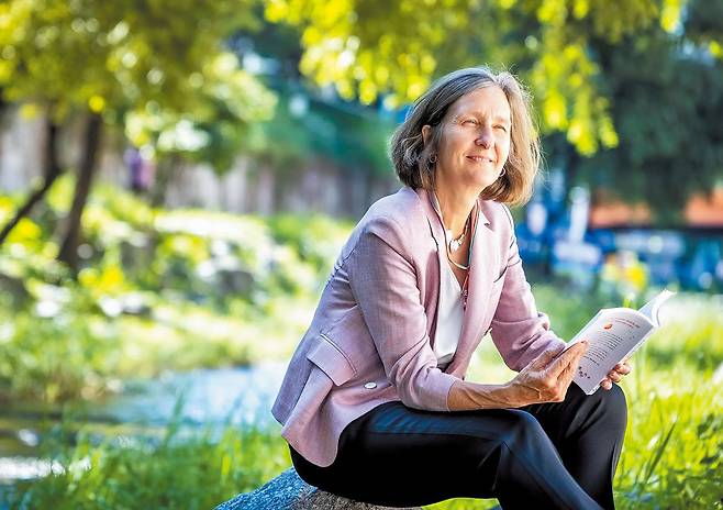 가을 햇살이 포근한 날, 서울 청계천에서 애나 렘키 미 스탠퍼드대 교수를 만났다. 렘키 교수는 “요즘 시대에 중독 없이 사는 것은 쉽지 않지만, 행복해지기 위해선 반드시 벗어나야 한다”고 했다. “중독은 거짓된 숭배예요. 중독 대상은 신과 같죠. 가족, 연인, 친구 등 당신에게 정말 중요한 존재들을 앗아갑니다.” 그는 “중독으로 고통받는다면 사랑하는 사람들에게 도움을 청하라”며 “모두에게 희망은 있다”고 덧붙였다. /이신영 영상미디어 기자