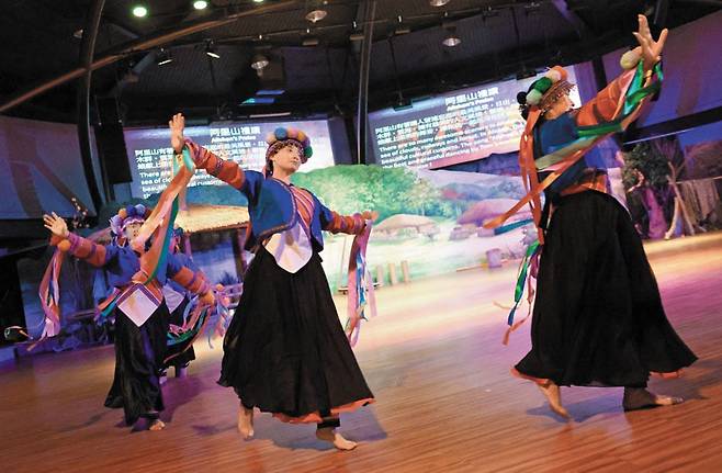 주루 부락 예술촌에서 초우족 공연진이 전통 의상을 입고 방문자를 환영하는 춤을 추고 있다. /장련성 기자