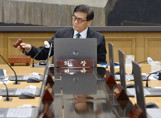 이창용 한국은행 총재가 지난 8월 28일 서울 중구 한국은행에서 열린 금융통화위원회에서 의사봉을 두드리고 있다. /뉴스1