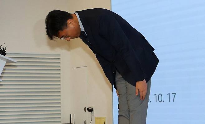 17일 서울 종로구 KT 광화문 사옥에서 열린 무단 소액결제 및 개인정보 유출 관련 브리핑에서 서창석 KT 네트워크 부문 부사장이 피해 고객들에게 고개 숙여 사과하고 있다. 뉴시스