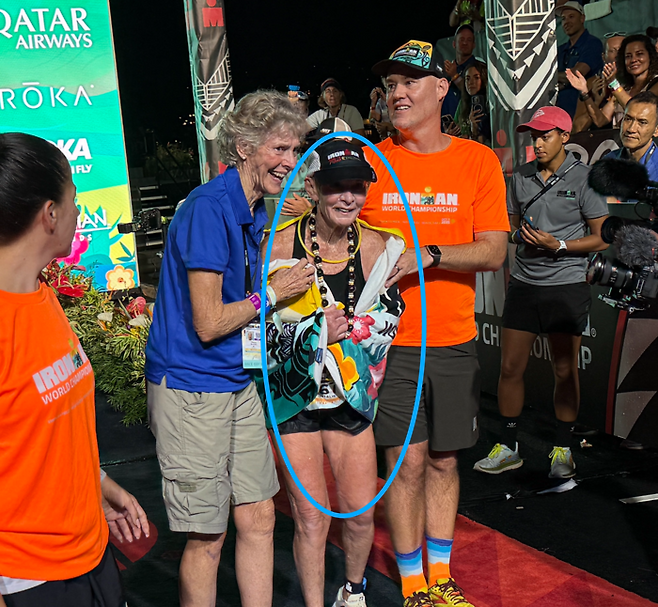지난 11일 하와이에서 열린 아이언맨 월드 챔피언십에서 완주에 성공한 나탈리 그래보우(80). 사진=엑스(@leegruenfeld) 캡처