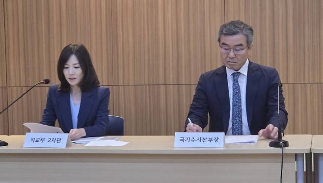 김진아 외교부 2차관(왼쪽)과 박성주 국가수사본부장(오른쪽)이 17일 캄보디아 프놈펜 소재 한국대사관에서 취재진 대상 브리핑을 진행 중이다. 연합뉴스